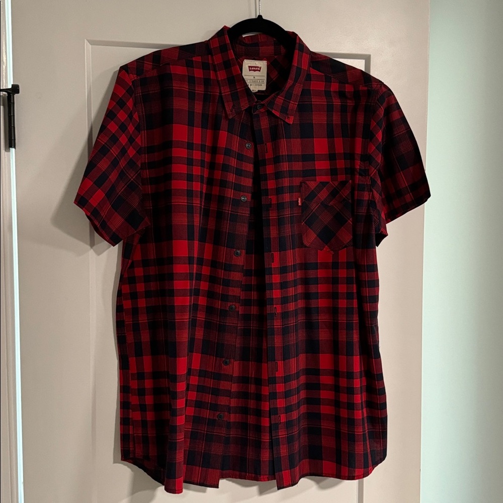 Classic Levi’s button down short sleeve cotton shirt.  Size XL